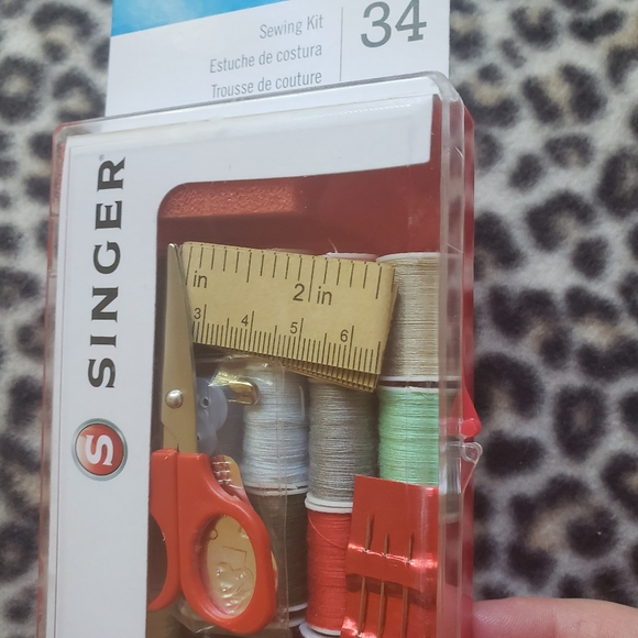 SINGER Fly Friendly Travel Sewing Kit with Storage Case, 34 Pieces, New in Case! - Picture 4 of 10